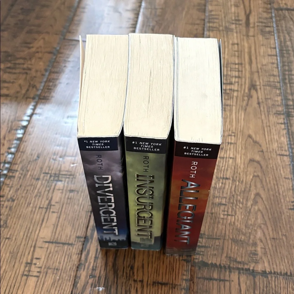 Divergent Trilogy Paperback Set - Blue, Yellow, Orange Covers - Picture 8 of 8